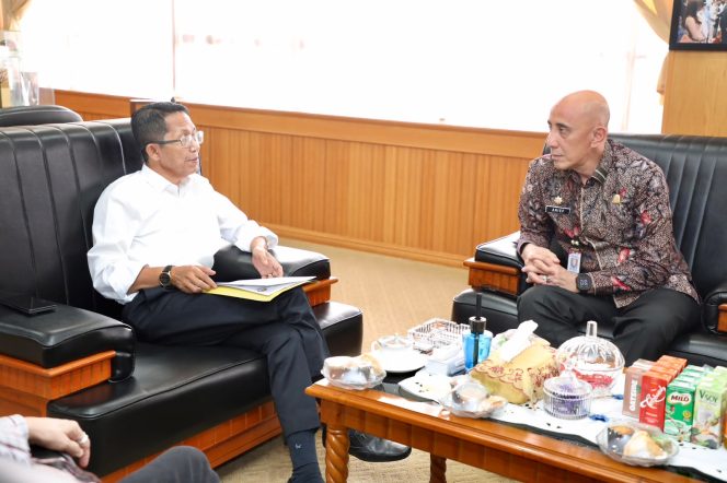 
					Wali Kota Batam, Amsakar Achmad, berbincang dengan Wakil Rektor IPDN Bidang Administrasi, Arief M. Edie, di Kantor Wali Kota Batam, Senin (5/10/2026). Foto : Humnas Diskominfo Batam