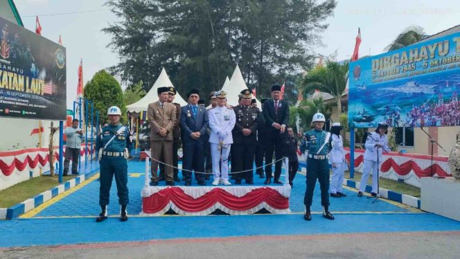 
					Danlanal Tarempa Letkol Laut (P) Romi Sitorus, S.E., bersama Bupati Kepulauan Anambas Aneng dan jajaran Forkopimda saat mengikuti upacara peringatan HUT ke-81 TNI di Lapangan Mako Lanal Tarempa, Senin (5/10/2026).