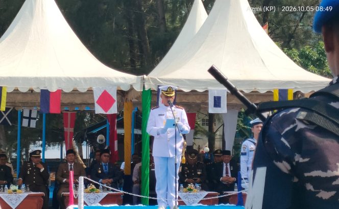 
					Danlanal Tarempa Letkol Laut (P) Romi Sitorus, S.E., menyampaikan amanat pada upacara peringatan HUT ke-81 TNI di Lapangan Mako Lanal Tarempa, Senin (5/10/2026).