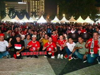 Wali Kota Batam, Amsakar Achmad, nobar Final FIFA ASEAN Cup 2026 bersama ribuan warga di Dataran Engku Putri, Batam Centre, Senin (5/10/2026). Foto : Humas Diskominfo Batam