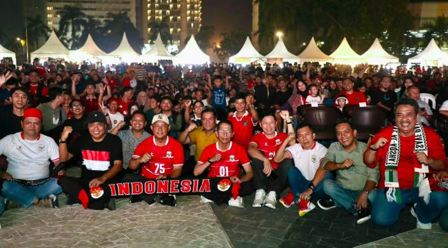 Wali Kota Batam, Amsakar Achmad, nobar Final FIFA ASEAN Cup 2026 bersama ribuan warga di Dataran Engku Putri, Batam Centre, Senin (5/10/2026). Foto : Humas Diskominfo Batam