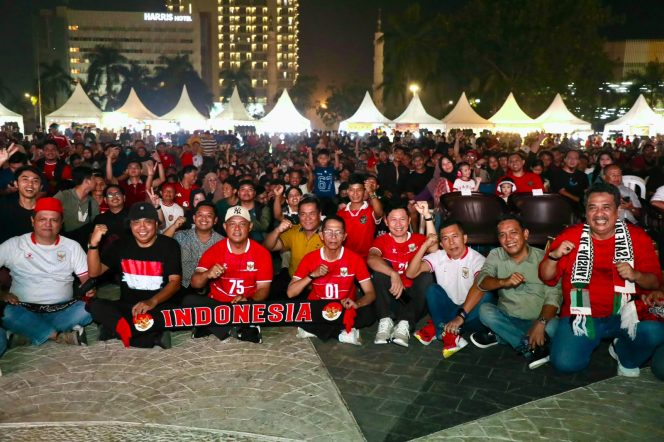 
					Wali Kota Batam, Amsakar Achmad, nobar Final FIFA ASEAN Cup 2026 bersama ribuan warga di Dataran Engku Putri, Batam Centre, Senin (5/10/2026). Foto : Humas Diskominfo Batam