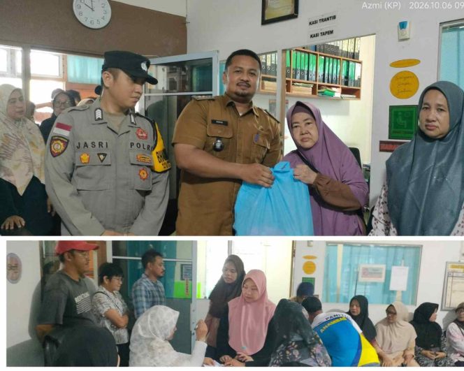 
					Lurah Tarempa, Ridho, menyerahkan bantuan sembako kepada warga Kelurahan Tarempa, Kecamatan Siantan, Selasa (6/10/2026).