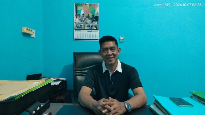
					Kepala Desa Tarempa Barat, Asmarandi, saat memberikan keterangan terkait penyaluran 100 paket bantuan sembako dari Presiden RI kepada warga kurang mampu di Desa Tarempa Barat, Kecamatan Siantan, Rabu (7/10/2026).
