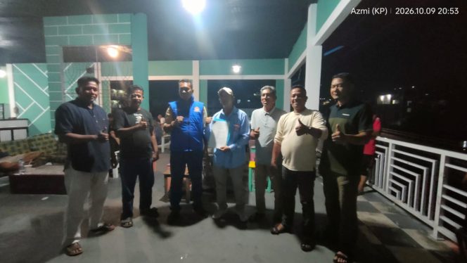 
					Ketua HNSI Kabupaten Kepulauan Anambas, Agustar, menyerahkan SK pengurus ranting definitif HNSI Kecamatan Jemaja kepada Zamri di Siantan Nur Coffee, Jumat (9/10/2026) malam.
