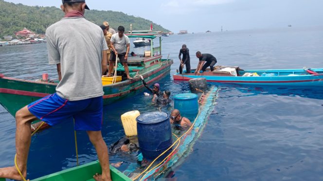 
					Tim gabungan bersama nelayan relawan melakukan proses evakuasi pompong milik warga Desa Air Sena yang tenggelam di perairan Pelabuhan Tarempa, Kabupaten Kepulauan Anambas. Pompong berhasil ditimbulkan pada Selasa (20/10/2026) siang dan ditarik kembali ke Desa Air Sena.