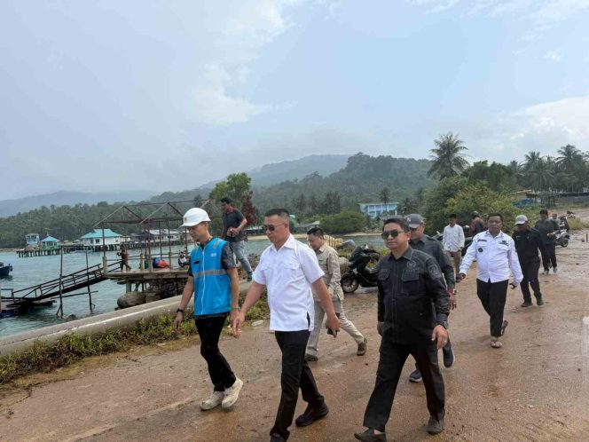 
					Bupati Kepulauan Anambas, Aneng, bersama Ketua Komisi II DPRD Kepulauan Anambas, Ayub, meninjau proses bongkar muat mesin PLTD di Pelabuhan Tanjung Momong, Rabu (21/10/2026).