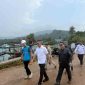 Bupati Kepulauan Anambas, Aneng, bersama Ketua Komisi II DPRD Kepulauan Anambas, Ayub, meninjau proses bongkar muat mesin PLTD di Pelabuhan Tanjung Momong, Rabu (21/10/2026).