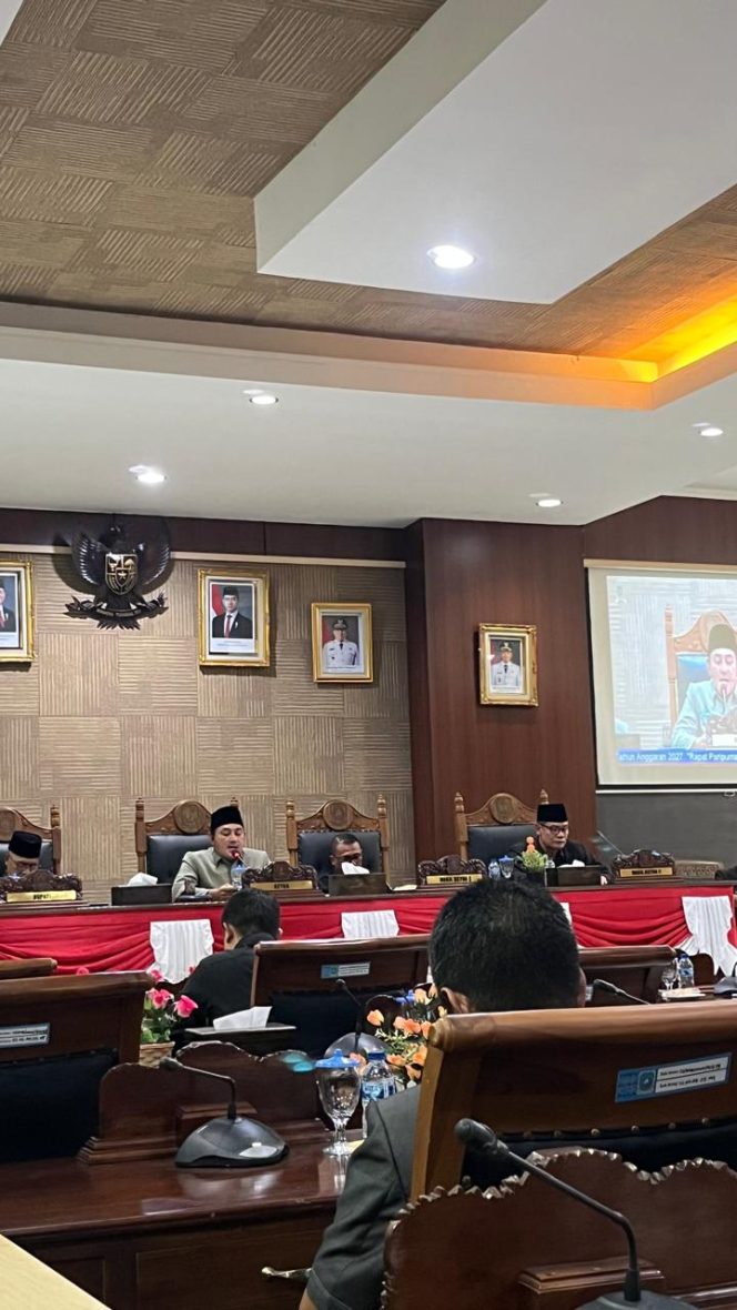 
					Rapat paripurna DPRD Kabupaten Kepulauan Anambas dengan agenda penyampaian pandangan umum fraksi-fraksi terhadap Ranperda APBD Tahun Anggaran 2027 di Tarempa, Kamis (22/10/2026). Dalam rapat tersebut, Fraksi PKAD menyoroti tingginya ketergantungan terhadap dana transfer pemerintah pusat dan mendorong pemerataan pembangunan di pulau-pulau terluar. (Gennews.id)