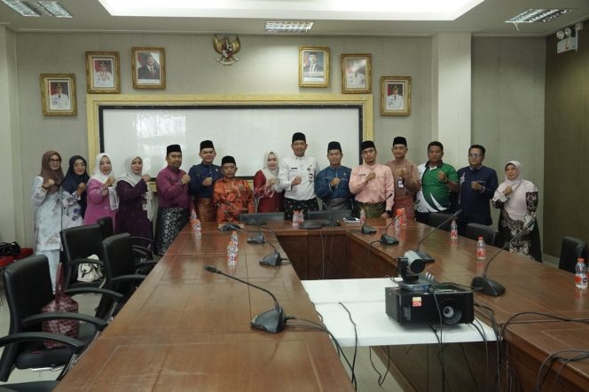 
					Sekretaris Daerah Kabupaten Kepulauan Anambas, Sahtiar, membuka peluncuran dashboard SILINA MANJA yang digagas Diskominfotik Anambas di Ruang Rapat Kantor Bupati Kepulauan Anambas, Jumat (23/10/2026).