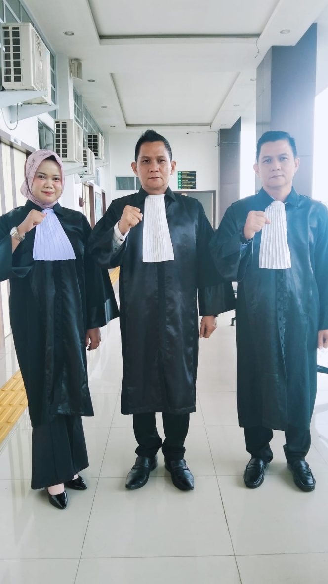 
					Tim penasihat hukum RJK & Partners, Jack Kuhon, Rio Kuhon, dan Vika Rachayu, usai mengikuti sidang peninjauan kembali (PK) perkara Tipikor Den Yealta di Pengadilan Negeri Tanjungpinang Kelas IA, Selasa (27/10/2026).