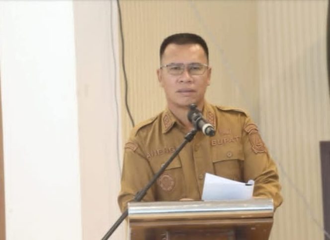 
					Bupati Kepulauan Anambas, Aneng, menyampaikan kata sambutan saat kegiatan penyerahan bantuan alat pendukung usaha dan fasilitasi legalitas produk bagi pelaku UMKM dari PT KUFPEC Indonesia, di Kantor Bupati Kepulauan Anambas, Senin (26/10/2026).