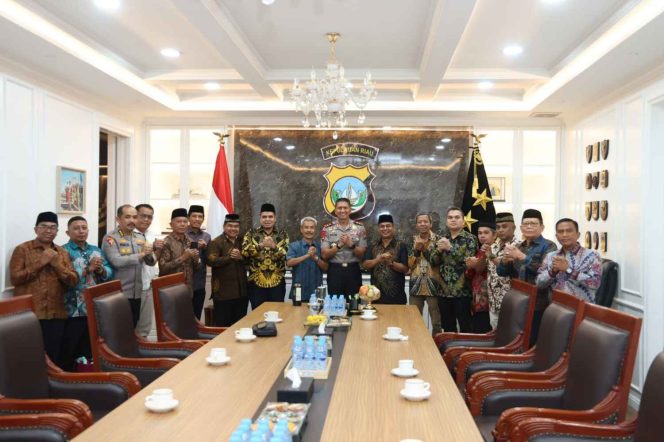 
					Kapolda Kepulauan Riau Irjen Pol. Suhendri, S.H., S.I.K., M.PSDM menerima audiensi pengurus DPD Ikatan Keluarga Tanah Datar (IKTD) Tanjungpinang di ruang rapat Polda Kepri, Jumat (30/10/2026). Pertemuan tersebut membahas penguatan silaturahmi dan sinergi dalam menjaga keamanan dan ketertiban masyarakat di wilayah Kepulauan Riau.