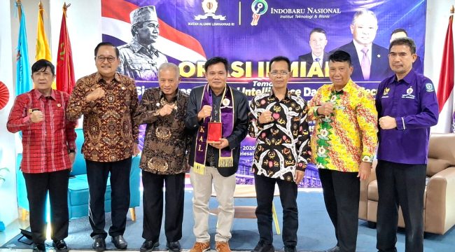 Ketua Umum DPP IKAL Lemhannas, Prof. (E-ITB) Purnomo Yusgiantoro, bersama Rektor IIBN Dr. Jontro Simanjuntak, bersama perwakilan enam perguruan tinggi di Kota Batam berfoto bersama usai kegiatan orasi ilmiah bertema “Sinergitas Artificial Intelligence & Cyber Security dalam Memperkuat Ketahanan Nasional” di IIBN Batam, Jumat (30/10/2026). Foto : Istimewa
