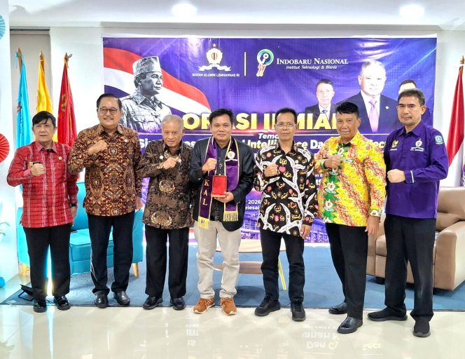 
					Ketua Umum DPP IKAL Lemhannas, Prof. (E-ITB) Purnomo Yusgiantoro, bersama Rektor IIBN Dr. Jontro Simanjuntak, bersama perwakilan enam perguruan tinggi di Kota Batam berfoto bersama usai kegiatan orasi ilmiah bertema “Sinergitas Artificial Intelligence & Cyber Security dalam Memperkuat Ketahanan Nasional” di IIBN Batam, Jumat (30/10/2026). Foto : Istimewa