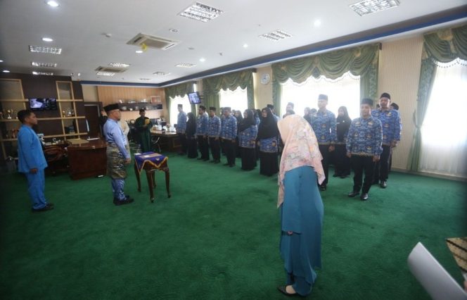 
					Bupati Kepulauan Anambas, Aneng, saat melantik 31 pejabat fungsional dan mengambil sumpah/janji PNS di lingkungan Pemerintah Kabupaten Kepulauan Anambas, Jumat (30/10/2026).