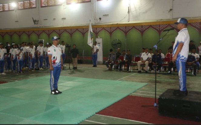 
					Bupati Kepulauan Anambas, Aneng, saat melepas kontingen Kabupaten Kepulauan Anambas untuk mengikuti Pekan Olahraga Provinsi (Porprov) Kepri VI Tahun 2026 di Tarempa, Jumat (30/10/2026).