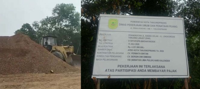 
					Perpaduan dua gambar memperlihatkan kondisi material base course di lokasi proyek peningkatan Jalan Daeng Celak–Jalan Lingkungan Tanjung Lanjut, Kota Tanjungpinang. Gambar kiri menunjukkan tumpukan material dan alat berat, sedangkan gambar kanan memperlihatkan papan informasi proyek dengan nilai kontrak Rp4,25 miliar, Selasa (13/10). 