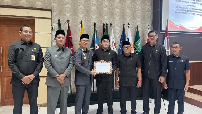 
					Bupati Kepulauan Anambas, Aneng, menyerahkan dokumen Nota Keuangan Rancangan APBD Tahun Anggaran 2027 kepada pimpinan DPRD Kabupaten Kepulauan Anambas dalam rapat paripurna di Tarempa, Rabu (21/10/2026).